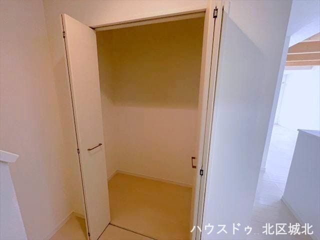 あると便利なパントリーが付いています♪食品や生活用品のストックもスマートに保管しておくことが出来ます。