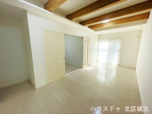 木目の化粧梁が空間にあたたかみを添える明るいリビング。隣室と続き間で使えるため、家族構成やシーンに合わせて広々と活用できます。