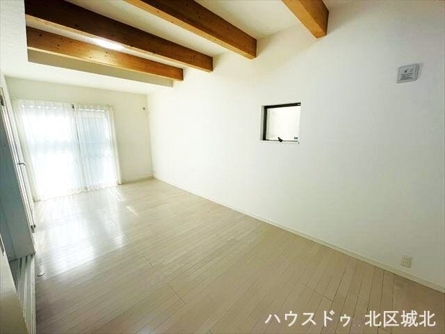 開放感あるリビング空間は大きな窓からたっぷり光が入り、明るく心地よい家族団らんの場としてお使いいただけます。