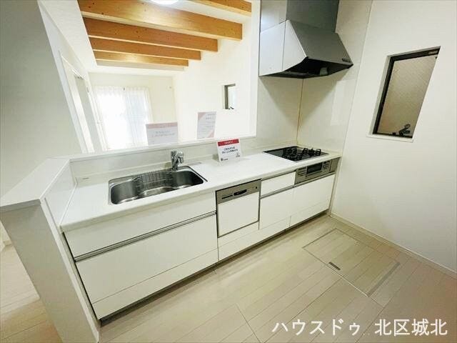 明るいリビングとつながる対面式キッチン。広々としたワークトップに加え、食洗機・3口コンロなど設備も充実しており、毎日の家事がスムーズにこなせます。