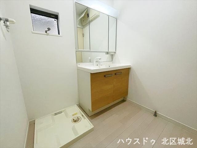 3面鏡の裏側や洗面台下など収納スペースが豊富な洗面台になっています。