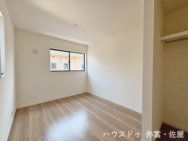 南側に面した約5.44帖の洋室は通風・採光に優れた心地良い空間です(^^)