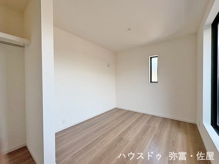 バルコニーに面した約5.44帖の洋室♪