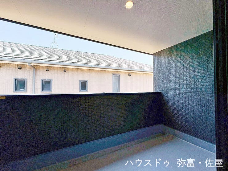 約7帖の洋室に面したインナーバルコニー☆急な雨から洗濯物を雨から守ります(^^)/