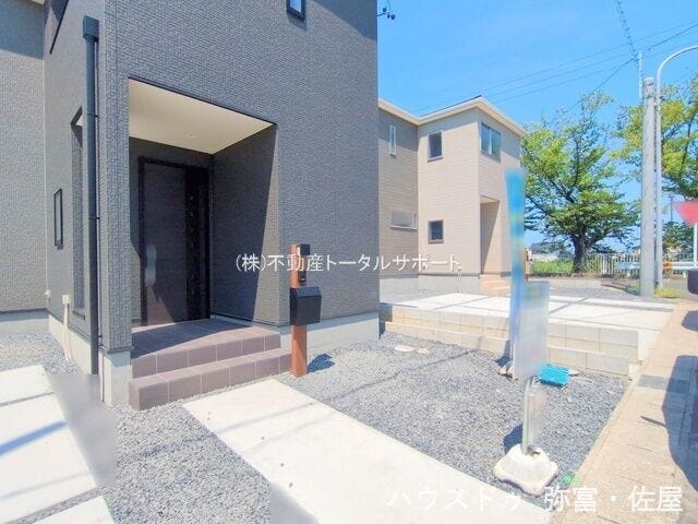 屋根付きの玄関ポーチ☆雨や雪、日差し避けとなり玄関周りの快適性が高まります(^^)