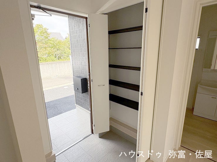 散らかりがちな玄関もスッキリと保てる玄関収納!