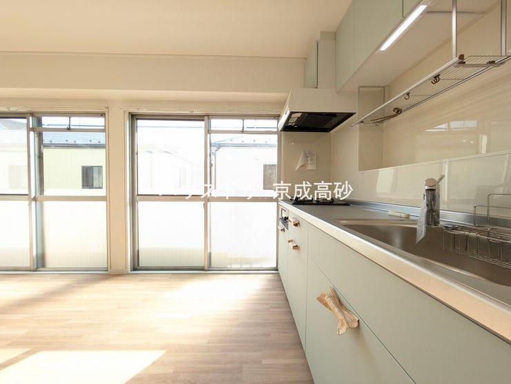 キッチンスペースは明るい空間に!細部にまで施された上質なアイテムが快適な日常生活を叶えてくれます。