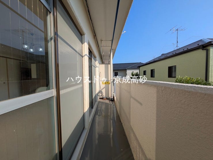 暖かい陽ざしが差込むバルコニー。晴れた日には洗濯物が良く乾きます。風通しも良好です。