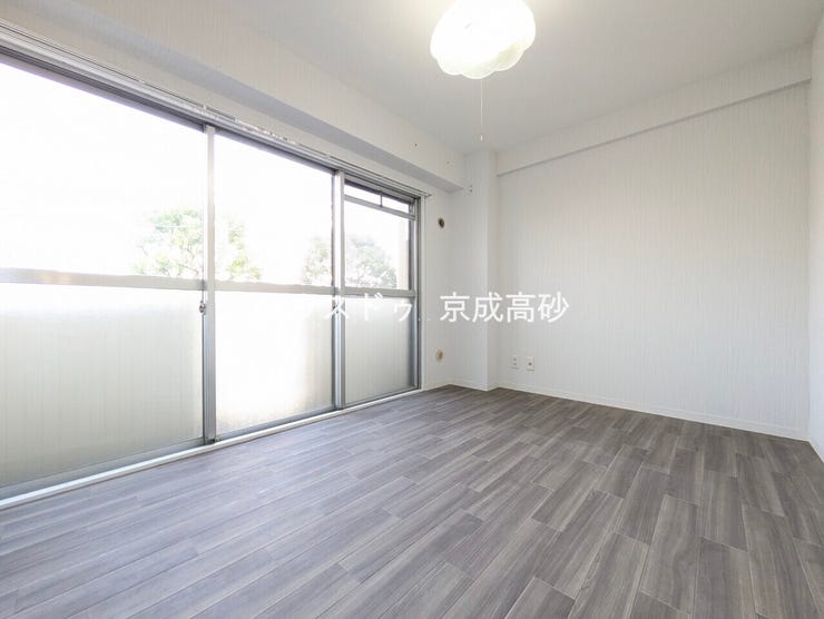 寝室は、とっても明るいお部屋です。お日様の光がサンサンと入るお部屋は気持ちがいいですね!