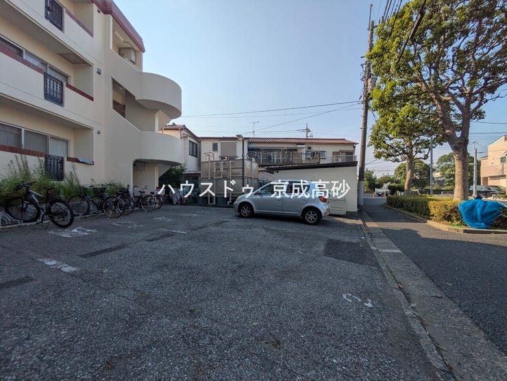 敷地内にある駐車スペースです。空き状況は、お気軽にお問合せください。