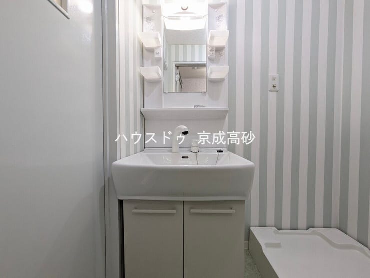 十分な大きさの洗面台は収納もさる事ながら、身だしなみチェックや歯磨きなど、朝の慌ただしい時間でもゆとりあるスペースで余裕を感じていただけます。