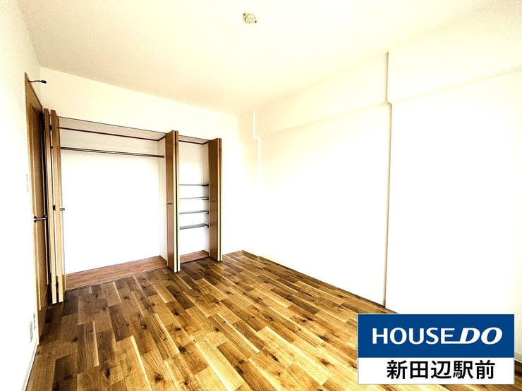 6.5帖の洋室です。クローゼットが二つ付いてるので、収納もたくさん出来てスッキリしますね♪