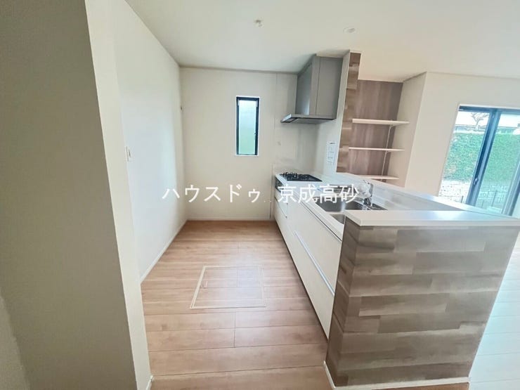 キッチンスペースは明るい空間に!細部にまで施された上質なアイテムが快適な日常生活を叶えてくれます。お料理もしやすく、お子様の様子を見ながら家事も出来ます!