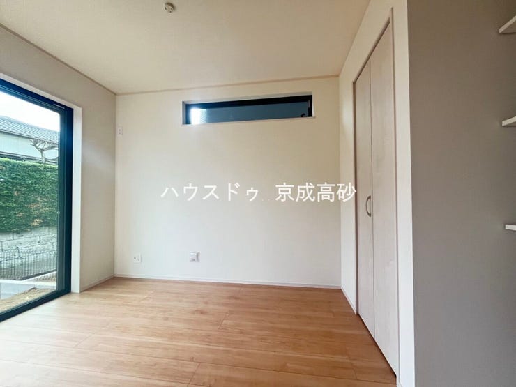 大きな窓からは快適な光を取り入れ、通気性能を上げる事で居心地の良い空間を演出してくれます。