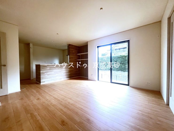 広々としたLDKは、家具のレイアウトも自由自在なので、ご家族の理想のスペースが作り上げられます。素敵なインテリアに囲まれた、自分好みの空間を。