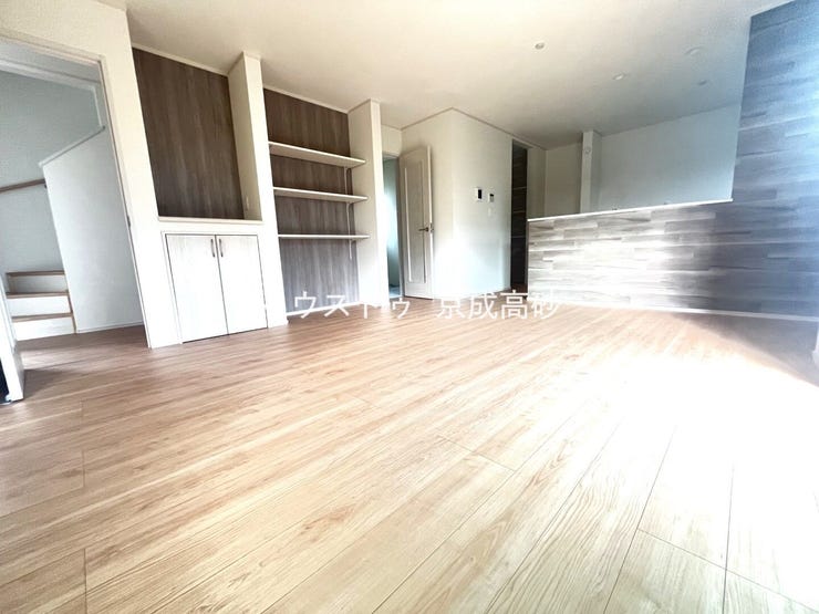 【外観】
明るく開放的な空間が広がるリビングダイニング。室内には豊かな陽光が注ぎ込み、爽やかな住空間を演出。ホームパーティーでもゲストと一緒に料理を楽しみながら楽しい時間を過ごせそうですね。