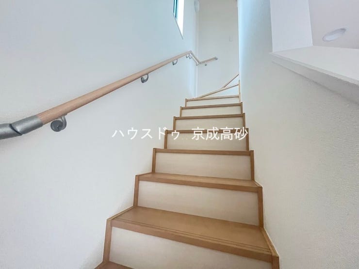 手すり付き階段で上り下りも安心です。