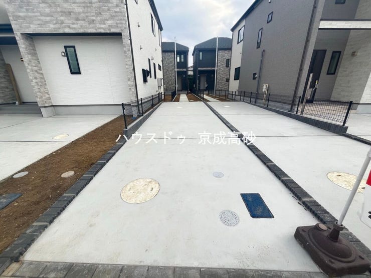 々カースペースは2台分駐車可能です。ご家族の自転車やバイクのスペースもにもお使い頂けます。