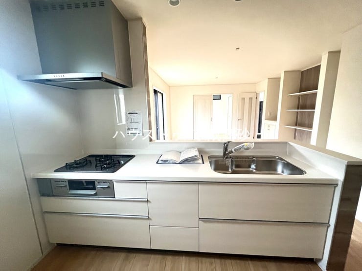 女性に人気の対面キッチン。お料理しながらご家族とのコミュニケーションが取れるのは対面だから出来ること。小さいお子様を見守りながらの家事は安心ですよね!