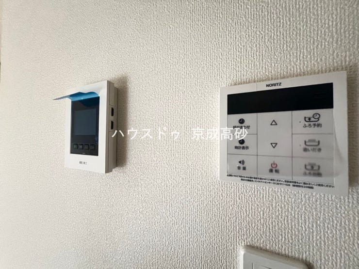 来訪者の確認をして対応出来る
TVモニター付インターホン!お子さまのお留守番にも安心ですね!
給湯器コントローラーです。
