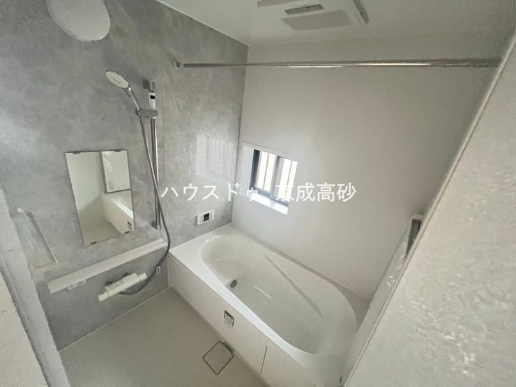 広い浴槽で足を伸ばせば1日の疲れも癒されます。落ち着いた雰囲気で、毎日のバスタイムが楽しみになりそうです。