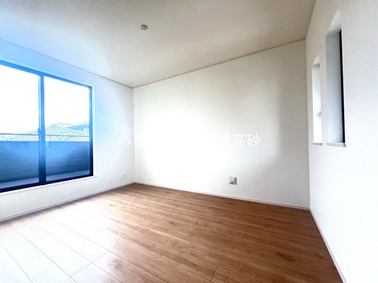 お子様の成長と共に「住まい方」も変化していきます。居室にはクローゼットを完備し、自由度の高い家具の配置が叶うシンプルな空間です。