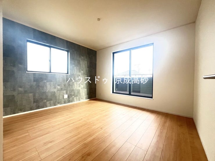 広々とした寝室。大き目のベッドも配置が可能です。部屋の一部にはアクセントクロスを採用しました。