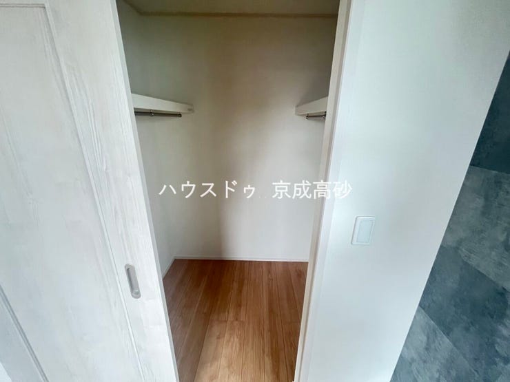 吊るす収納が叶うウォークインクローゼット。季節モノ問わず収納することができるので、衣替え知らずに!