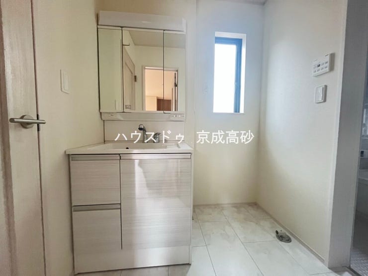 十分な大きさの洗面台は収納もさる事ながら、身だしなみチェックや歯磨きなど、朝の慌ただしい時間でもゆとりあるスペースで余裕を感じていただけます。