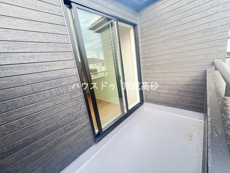 南向きバルコニーで陽当り良好です。大量のお洗濯物でも安心ですね。