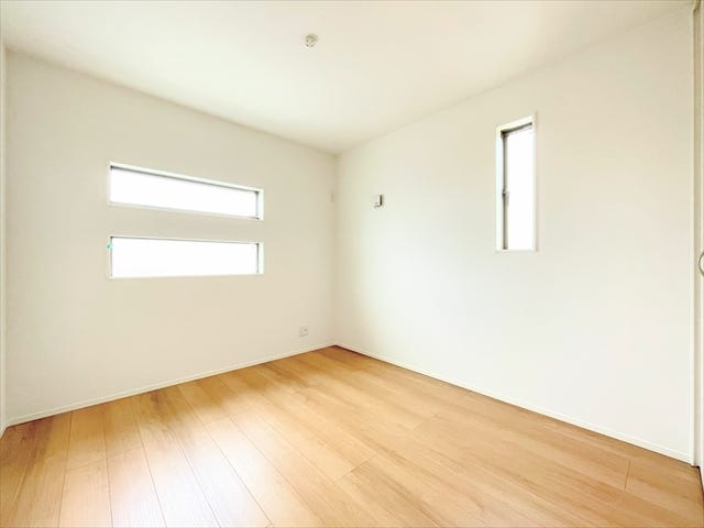 2面に設置されている窓には青く広がるきれいな空が見える、開放感のあるお部屋です。