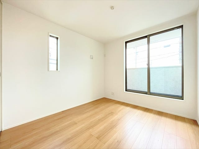 バルコニーに面したお部屋です。
お天気のいい日にはたっぷりと陽を取り込むことができ、
ベッドの上のお布団もふかふかになりそうですね。