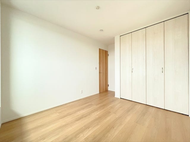 南側バルコニー部分から取り込まれる暖かな採光をお部屋全体に循環し、
陽が落ちるまで気持ちよく過ごすことのできるお部屋です。