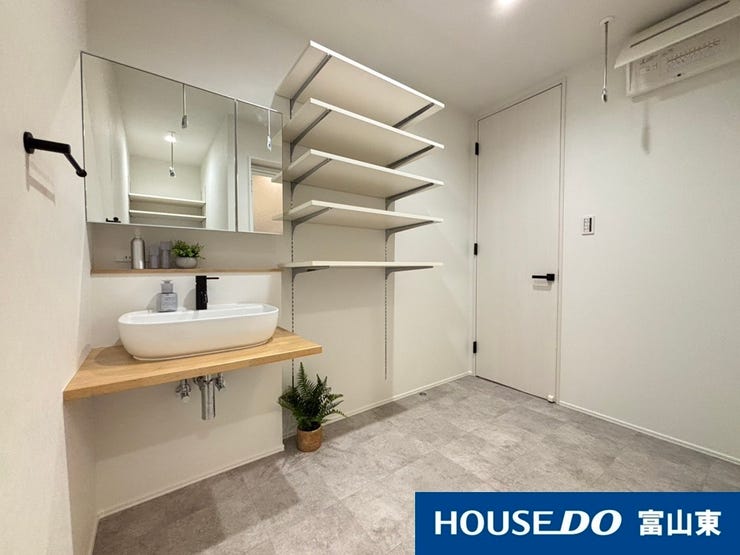 洗面ボウルと鏡が分かれているタイプのお洒落な洗面台!壁には可動式の棚も備え付けられて使いやすさも◎