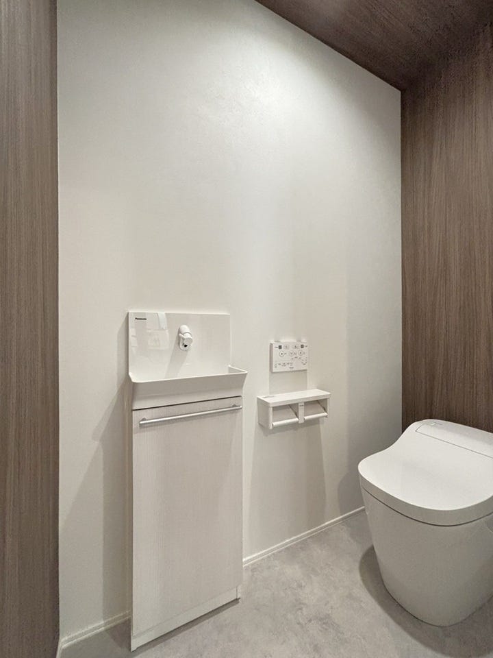 1階はタンクレストイレ!お掃除ラクラク、手洗いもスムーズ♪