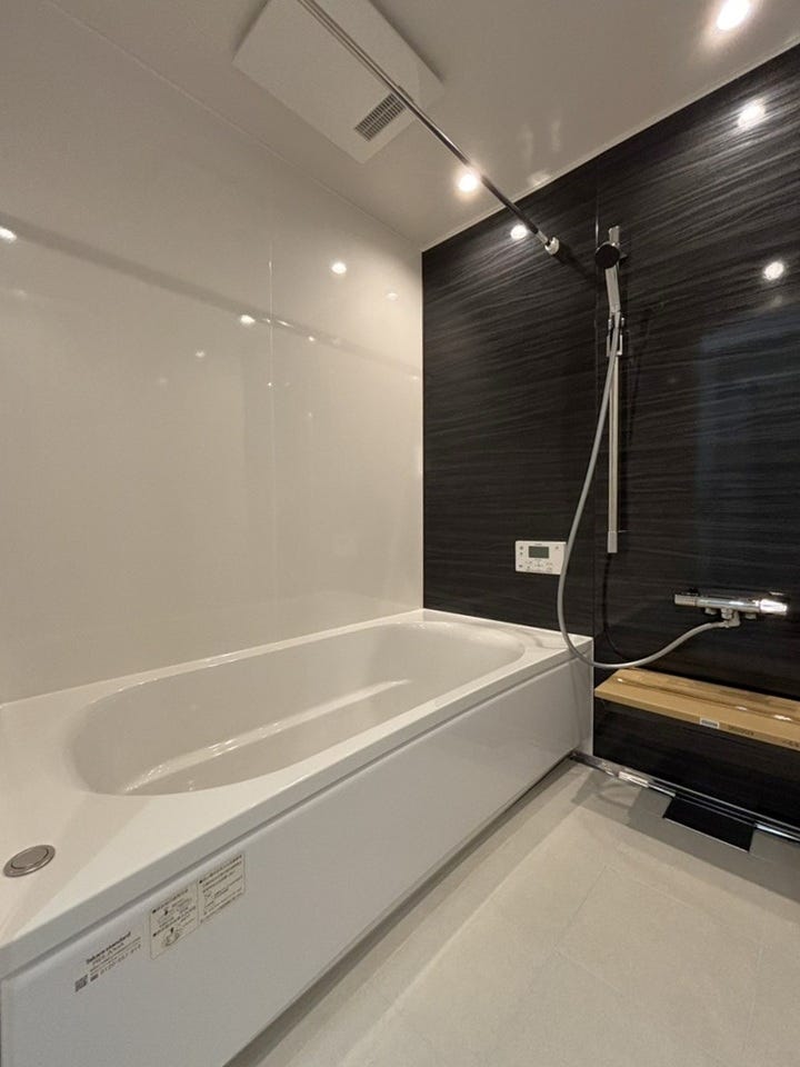 シンプルな浴室ですが換気、暖房、乾燥機能の便利な機能付き!鏡をなくすことで水垢知らずでお掃除もラクに♪