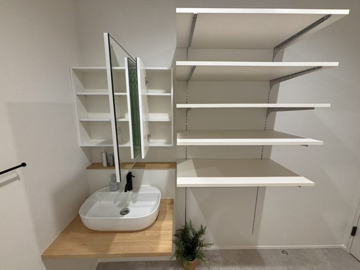 なんと鏡の裏に収納が!オシャレなだけでなく、使いやすいさも兼ね備えています!