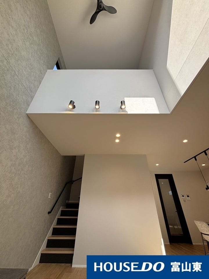 吹き抜けは開放感がある反面、空気が上下にムラが出やすいですが、シーリングファンを回すことで空気を循環させることができます◎