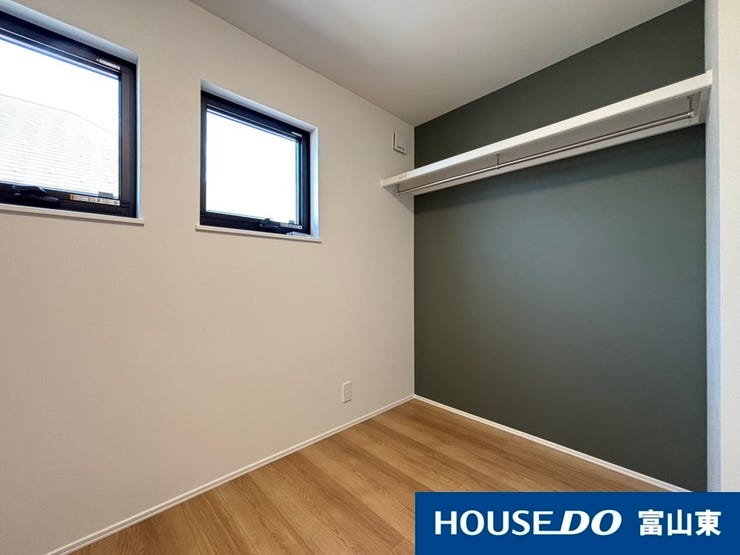 深いグリーンのアクセントクロスが落ち着いた雰囲気のお部屋にしてくれます!(^^)!