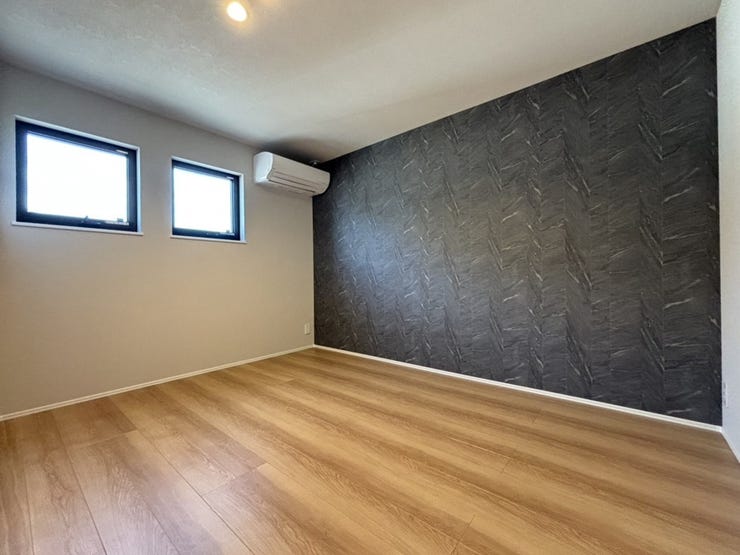 主寝室にもエアコン設置済!小窓は室内が周囲から見えにくくなり、プライバシーの確保ができます!