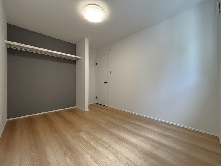 扉のないクローゼットは湿気がこもりにくいメリットもあります♪