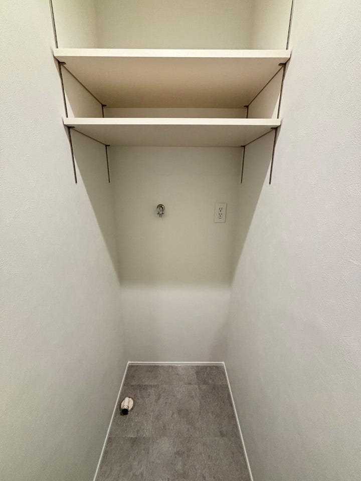 洗面室に設置するとボコッと飛び出てしまう洗濯機ですが、こちらは専用のスペースをあらかじめ確保!