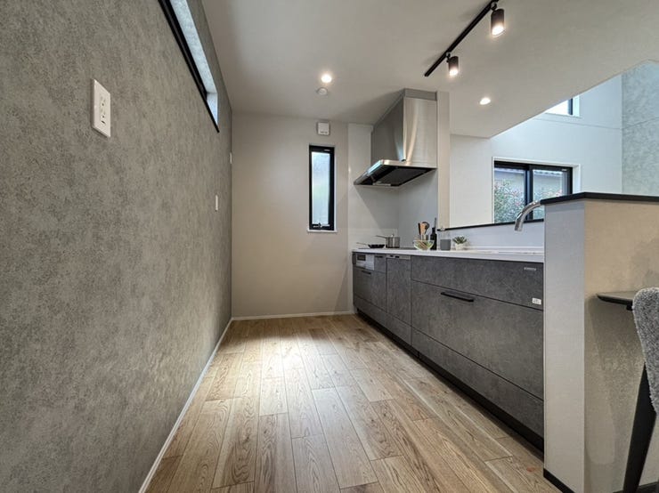 カップボードを設置しても高窓から外からの光を取り込むことができます!飽きのこない色で長く愛せるキッチン!