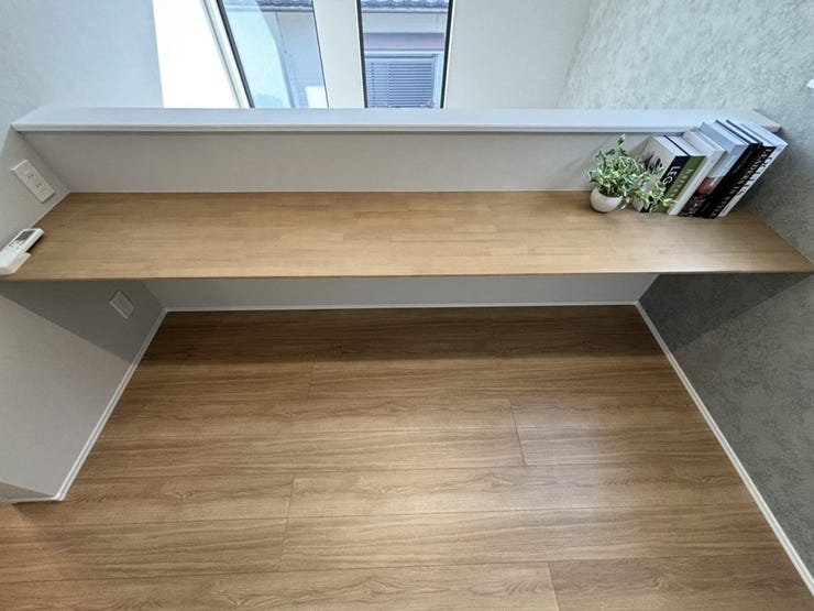 カウンターの上と下にコンセントがあるのでパソコンやタブレットの充電も可能!