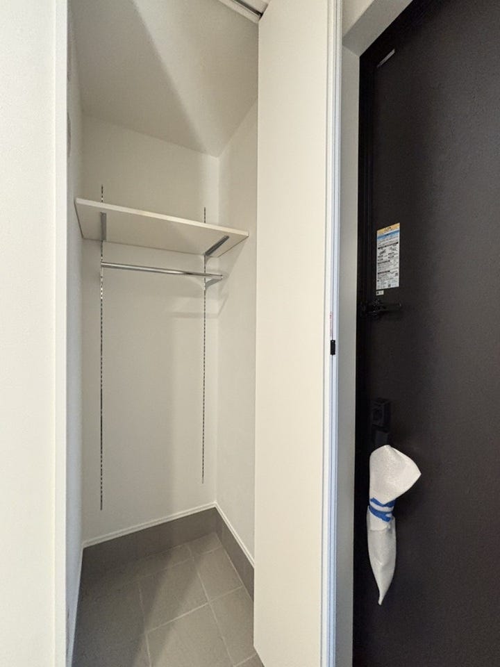 クローク内はアウターが掛けられる♪傘や除雪用具、ベビーカー収納としても役立ちます!