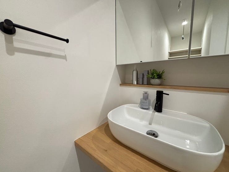 タオル掛けもアイアンでオシャレ!小物で隠れてますが、鏡の下にコンセントも付いてます◎