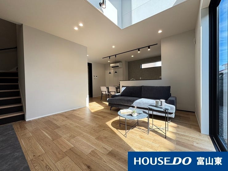 吹き抜けリビングがより高級感あるリビングを演出してくれます!