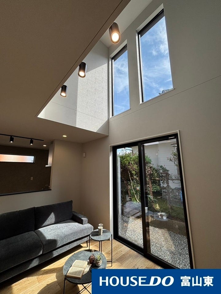 窓から差し込む光!雲の流れをぼーっと見てまったり過ごす休日もいいですね!