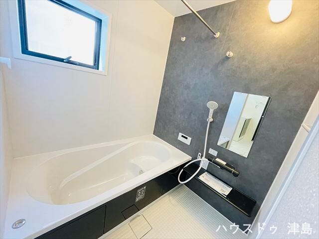 落ち着いた雰囲気でゆったりとしたバスタイムを楽しめます。浴槽に段差があり、お子様が入るときも安心。