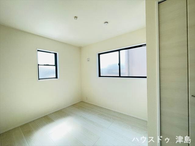 2階南側5.5帖洋室。全居室2面採光でどこのお部屋でも1日中安定した採光が入り、快適に過ごすことができそう。